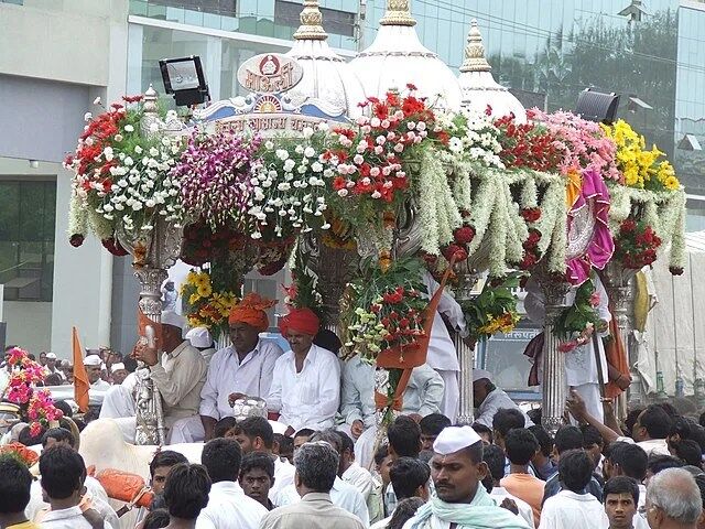 Vari Marg Dnyaneshwar Maharaj Samadhi Mandir Alandi, Famous Temple In Pune - E ...